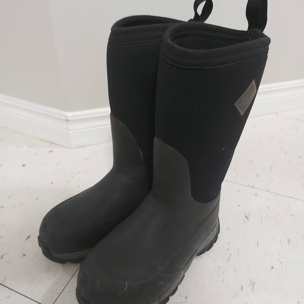 Kids Rugged II Muck Boots size 13 black
